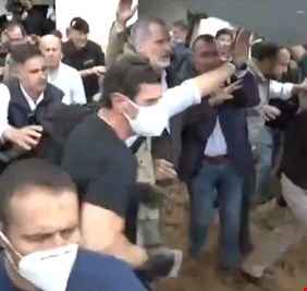 أهالي فالنسيا الغاضبين يطردون رئيس الوزراء الإسباني بإلقاء الطين عليه