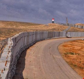 العراق يعزز حدوده مع سوريا ببناء سياج أمني بطول 100 كم
