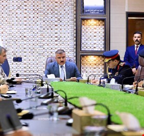 وزير الداخلية يترأس اجتماعاً في المركز الوطني لإدارة الأزمات والكوارث