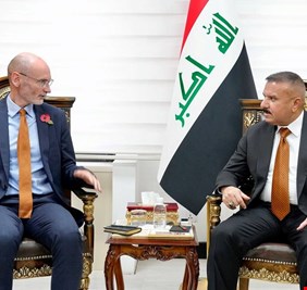وزير الداخلية يلتقي السفير البريطاني لدى العراق ويبحث معه جملة من الموضوعات