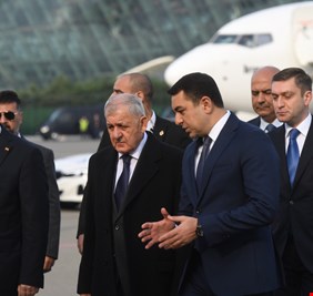 رئيس الجمهورية يصل أذربيجان