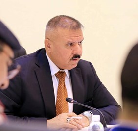 الشمري يمنع ادخال ضباط الشرطة الهواتف الذكية لمقار عملهم