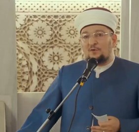 أمام جامع ابو حنيفة يفتي بوجوب المشاركة في التعداد السكاني