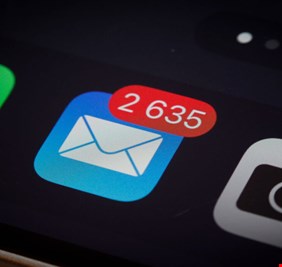 هل لديك الكثير من الصور القديمة والرسائل غير المقروءة؟ قد تكون ضحية 