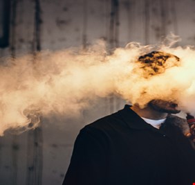 اكتشاف ارتباط مثير للقلق بين التدخين الإلكتروني والخرف