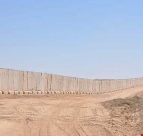 العراق ينصب خيام للجنود السوريين الذين دخلوا أراضيه