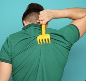 مهنة جديدة.. فتاة «تهرش الظهر» كعلاج استرخائي بـ130 دولارا