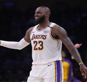 حطم رقم كريم عبدالجبار.. ليبرون جيمس ملك «NBA»