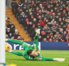ليفربول يقلب الطاولة على ليستر سيتي ويحلق بصدارة الدوري الإنجليزي