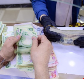 السيولة المالية تعرقل صرف رواتب الموظفين