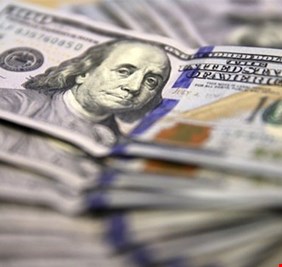 انخفاض طفيف بأسعار الدولار