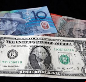 الدولار يتصدر مشهد العملات في بداية العام الجديد