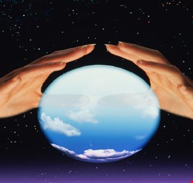 عرّاف يكشف عن توقعات مقلقة لعام 2025