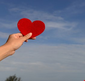 أدلة علمية تكشف كيف يؤثر وجود من تحب حولك على صحة قلبك