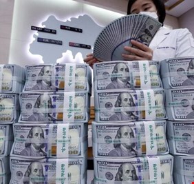 مدير سابق في البنك المركزي يوضح اسباب انخفاض سعر الدولار