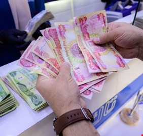وزير يحذر من توقف الحكومة عن دفع رواتب الموظفين