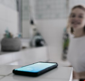لماذا ينبغي عدم وضع الهاتف في الحمام أثناء الاستحمام؟