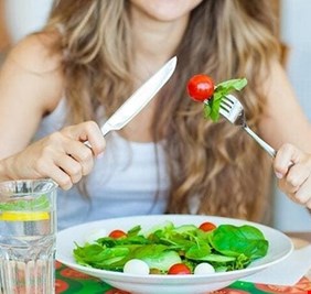 خفض الوزن والتوتر.. تعرف على فوائد تناول الطعام ببطء