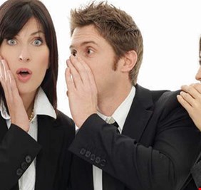 دراسة تكشف: من يثرثر أكثر الرجال أم النساء؟