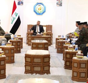 وزير الداخلية يكرم عدداً من الضباط والمنتسبين والداعمين لعمل الوزارة