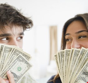 الرجال أم النساء.. من الأكثر كرما؟