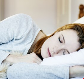 لماذا يتذكر البعض أحلامهم بوضوح بينما ينساها آخرون؟