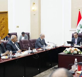 محافظ بغداد  يشارك في اجتماع لمناقشة مستجدات مشروع طريق التنمية