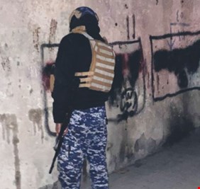 الداخلية تكشف تفاصيل القبض على كاتب شعارات داعشية في بغداد