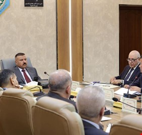 وزير الداخلية يناقش تنفيذ محاور الاستراتيجية الوطنية لمكافحة المخدرات في العراق