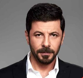 هل تقبل ارتداء قرط؟ إياد نصار يرد