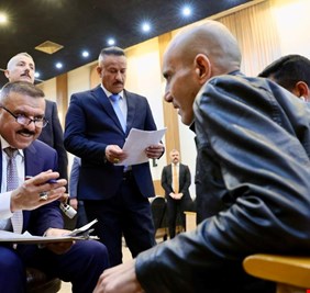 وزير الداخلية يلتقي أسر الشهداء والجرحى ويوجّه بتذليل العقبات وسرعة الاستجابة للمناشدات
