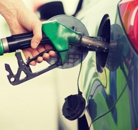 النفط تعلن استيراد 600 الف طن من البنزين