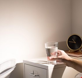 أضرار الإكثار من شرب الماء قبل النوم