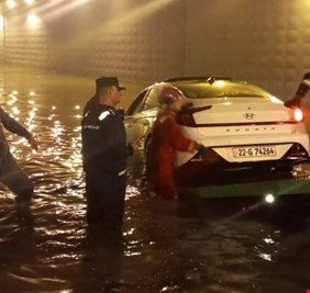 توجيه بتكريم ضباط المرور لبطولاتهم في إنقاذ المواطنين أثناء العاصفة