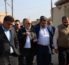 محافظ بغداد يشرف ميدانياً على حملة تصريف مياه الأمطار في منطقة الرشاد