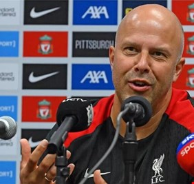 من هو لاعب ليفربول الذي يريد أرني سلوت بقاءه ضمن صفوف الريدز
