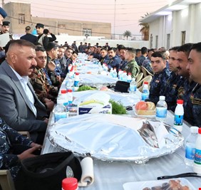 وزير الداخلية يشارك الضباط والمنتسبين من مختلف تشكيلات الوزارة مأدبة إفطار في قيادة منطقة سامراء