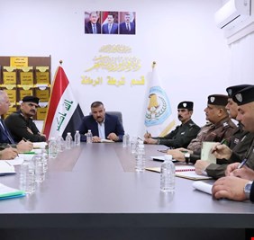 وزير الداخلية يزور مديرية شرطة المنطقة الغربية ويعقد اجتماعاً مع عدد من القادة والضباط