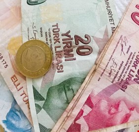 البنك المركزي التركي يفاجئ الأسواق برفع طارئ للفائدة إلى 46%