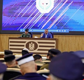 وزير الداخلية يترأس اجتماعاً موسعاً مع وكيل الوزارة لشؤون الشرطة وقادة شرطة المحافظات والدوائر التخصصية في الوكالة