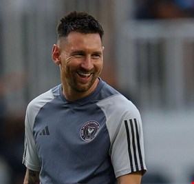 أول رد فعل من ميسي بعد فوز منتخب بلاده على البرازيل في تصفيات المونديال