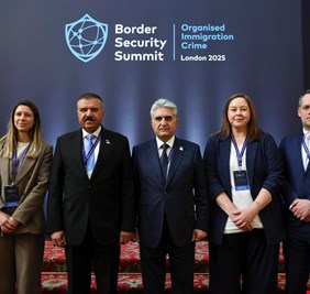 وزير الداخلية يعقد اجتماعاً مع ممثلي شركات إدارة منصات التواصل الاجتماعي في لندن