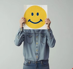 كيف يجعلنا السعي وراء السعادة أكثر بؤسا؟