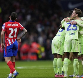 برشلونة يعبر أتلتيكو ويضرب موعدا ناريا مع ريال مدريد في نهائي كأس إسبانيا