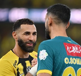 بنزيما يثير الجدل بتصرفه تجاه عمر السومة