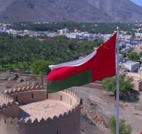 وصول الوفدين الإيراني والأمريكي إلى عمّان وترامب يعلق