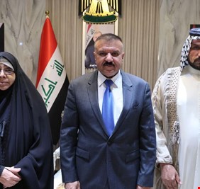 وزير الداخلية يلتقي الأستاذة التربوية من محافظة ذي قار زينب خربيط جويد ويتكفل بمصاريف علاجها