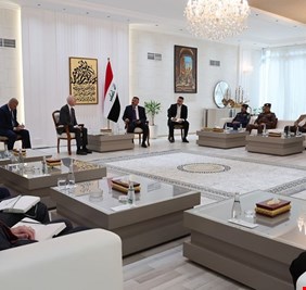 وزير الداخلية يلتقي وفداً من الكونغرس الأمريكي