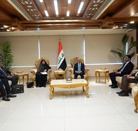 وفد من كلية الامام الكاظم يزور معالي وزير الإعمار والاسكان