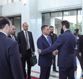 الشطري يبحث مع  الجولاني التعاون الأمني والاقتصادي ويسلّمه الدعوة الرسمية لحضور قمة بغداد